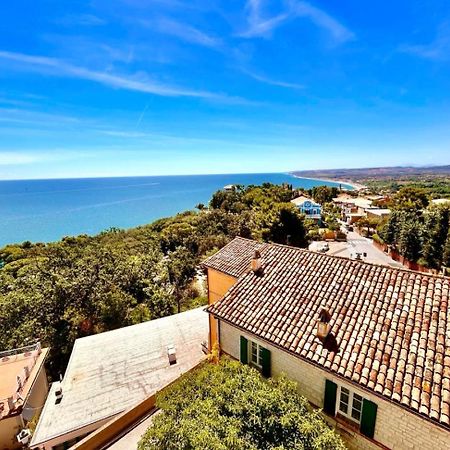 Paulis - Semiattico In Pieno Centro A Sirolo, Con Meravigliosa Vista Mare Lägenhet Exteriör bild
