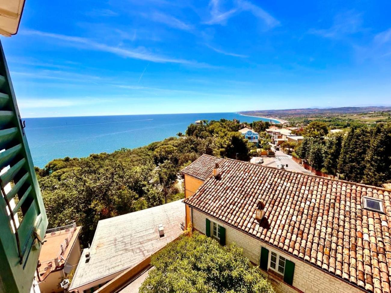Paulis - Semiattico In Pieno Centro A Sirolo, Con Meravigliosa Vista Mare Lägenhet Exteriör bild